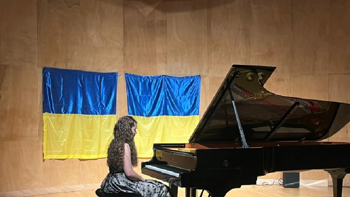 Qırımdan yaş pianinocı, öz qazançını yaralanğan ukrain arbiykeriniñ yardımına alıp bergen